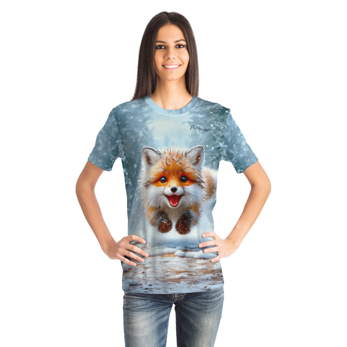 Frau trägt T-Shirt mit kleinem Fuchs im Winterwald Motiv, passend im Stil zu Diamond Painting und Malen nach Zahlen
