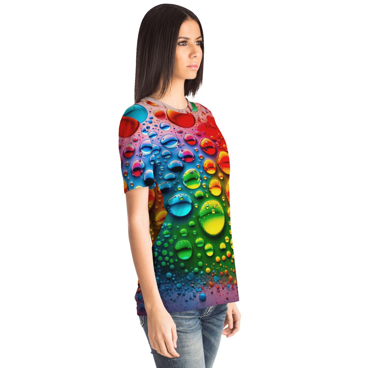 Frau trägt Dreamer T-Shirt mit buntem Regentropfen-Design, passend zu Diamond Painting und Malen nach Zahlen Motiven.