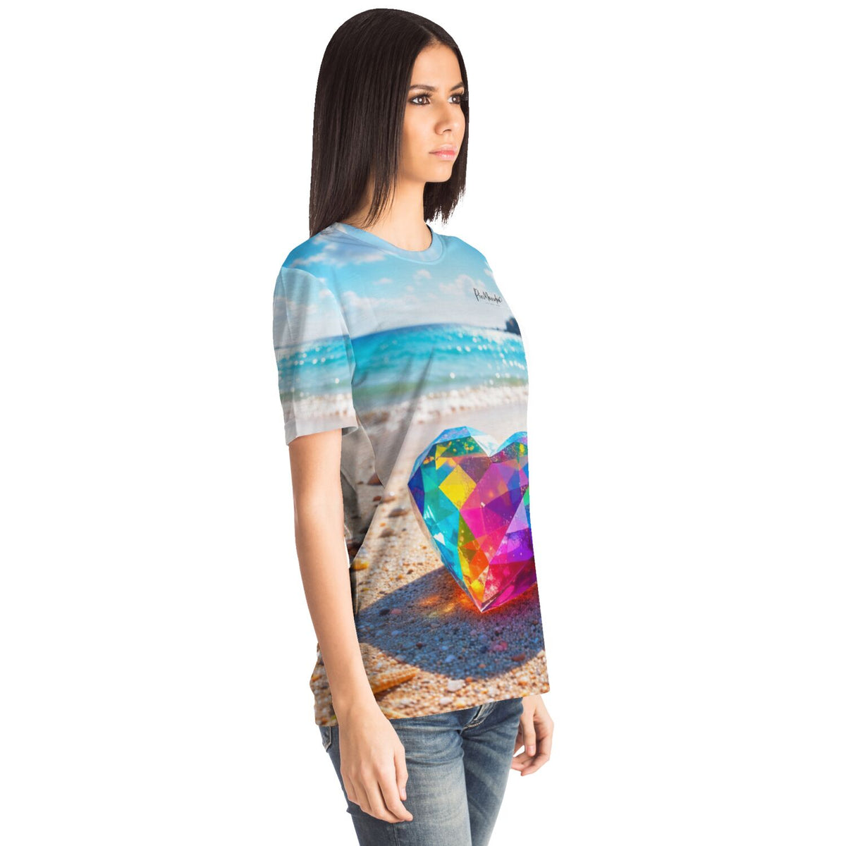 Frau trägt ein T-Shirt mit Diamond Painting Motiv: Buntes Kristallherz am Strand, das an Diamond Painting Leidenschaft erinnert.