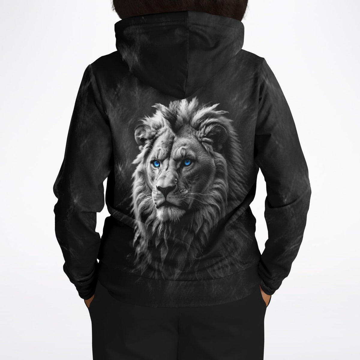 Schwarzer Hoodie mit Löwen-Print und leuchtend blauen Augen, ähnlich wie ein Diamond Painting Motiv für Erwachsene.