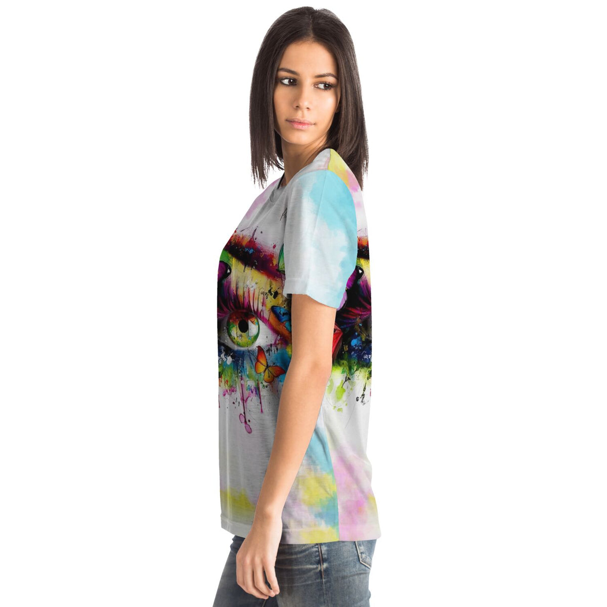 Frau trägt Dreamer T-Shirt mit buntem Eye of Butterflies Motiv im Stil von Malen nach Zahlen und Diamond Painting Kunst