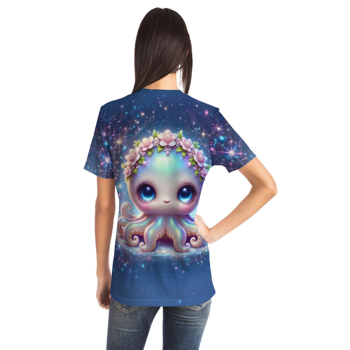 Frau trägt blaues T-Shirt mit süßem Tintenfisch-Motiv, Blumenkranz und Glitzer-Design im Stil von Diamond Painting