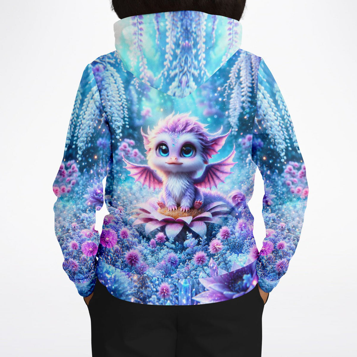 Dreamer Hoodie mit niedlichem Drachen-Motiv in magischer Blumenlandschaft, ideal für Fans von Malen nach Zahlen Designs.
