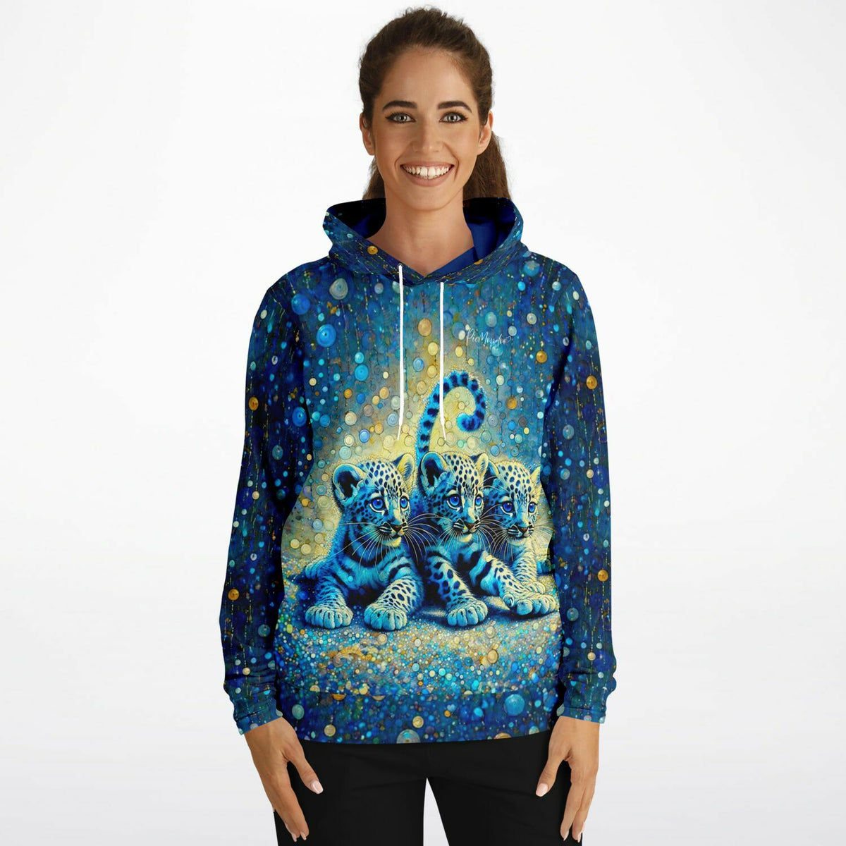Frau trägt Hoodie mit Leopardenbabys Motiv im Stil von Diamond Painting und Malen nach Zahlen Kunst in Blau- und Goldtönen