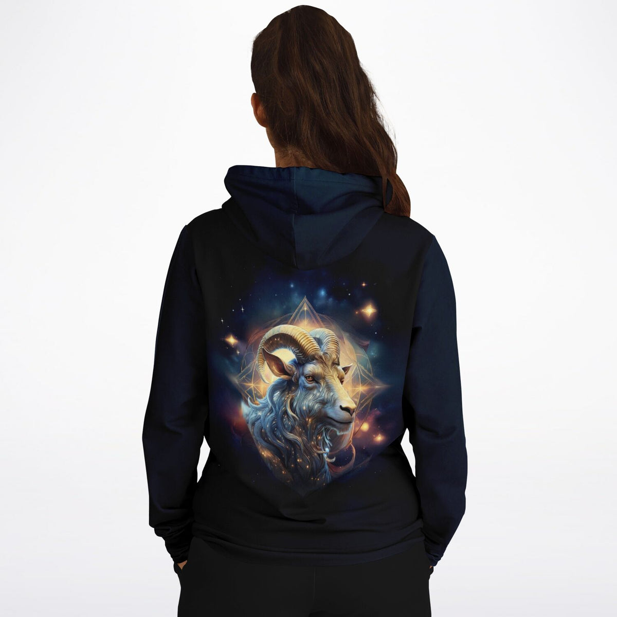 Schwarzer Hoodie mit Sternzeichen Steinbock Motiv, ähnlich filigran wie Malen nach Zahlen oder Diamond Painting Design.