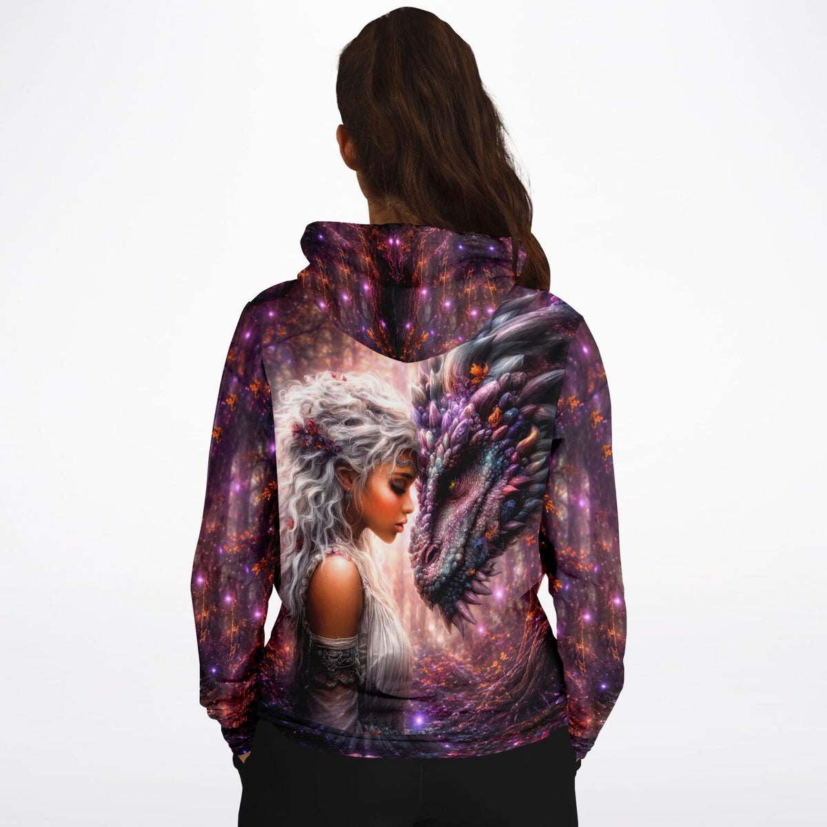 Dreamer Hoodie Seelenbund mit Fantasy-Motiv: Frau und Drache in magischem Wald, perfekt für Diamond Painting Fans.