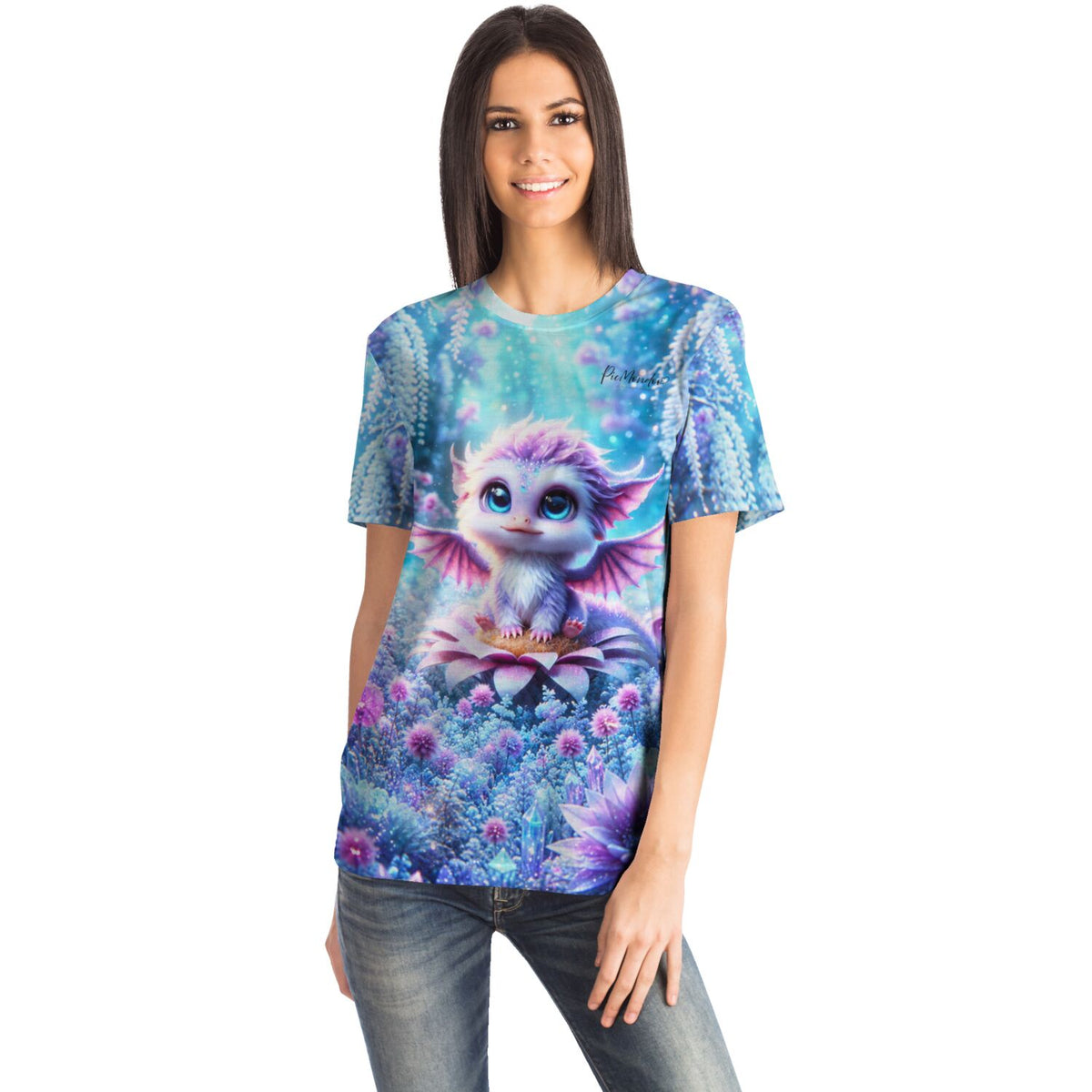 Frau trägt Dreamer T-Shirt mit süßem Drachen-Motiv in blau-lila Farben, beliebtes Design bei Diamond Painting Fans