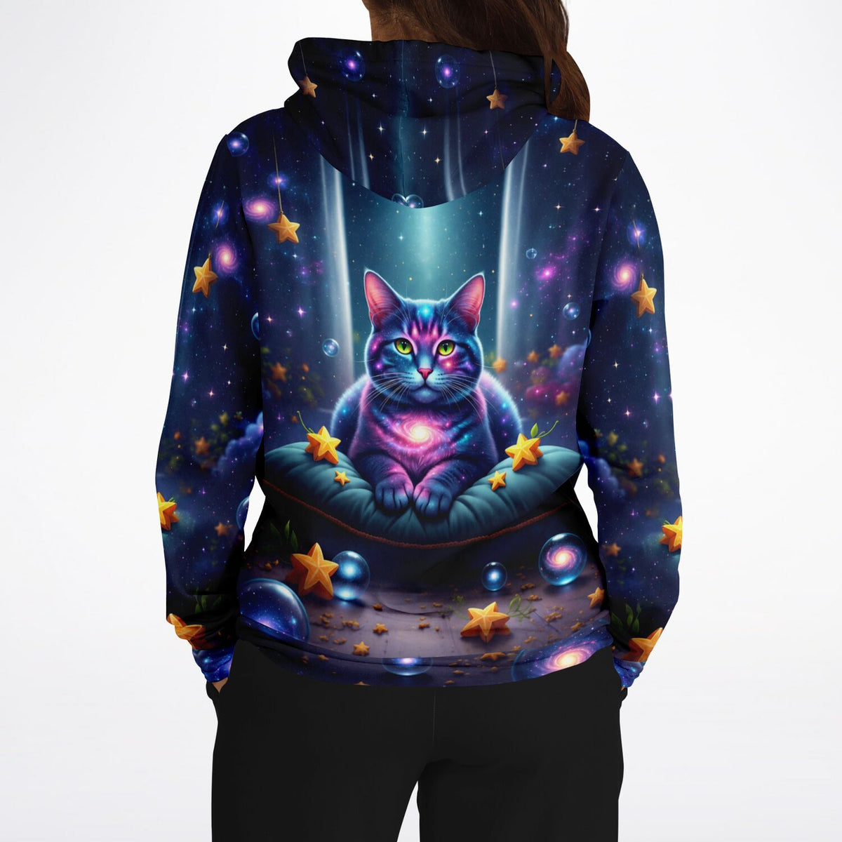 Dreamer Hoodie Wächterin Andromeda mit magischem Katzen-Motiv in einer farbenfrohen Galaxie mit Sternen und Planeten