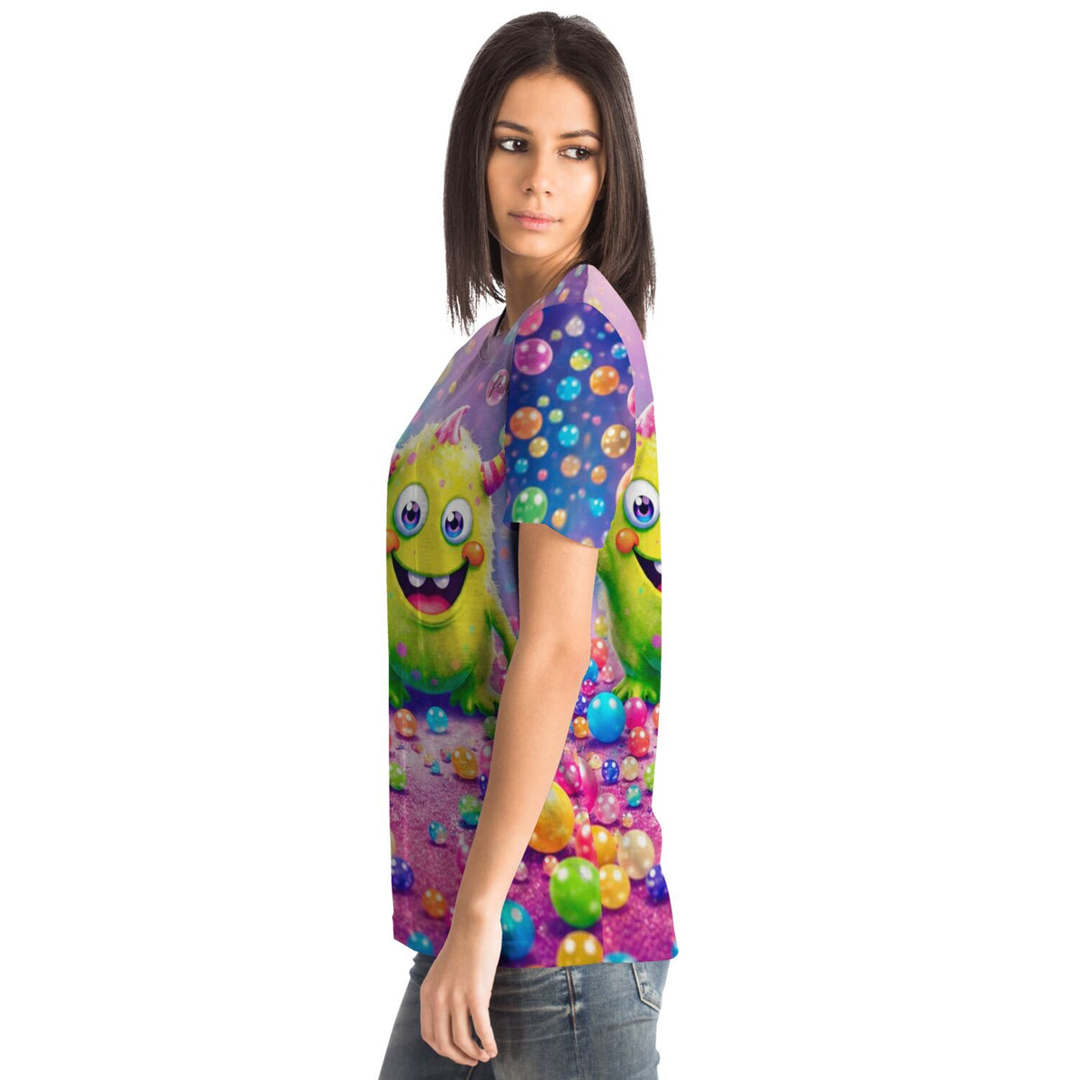 Frau trägt Dreamer T-Shirt mit buntem Monster-Motiv, das an farbenfrohe Diamond Painting Kunstwerke erinnert.