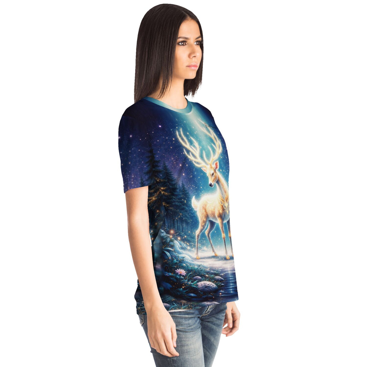 Frau trägt Dreamer T-Shirt mit leuchtendem Hirsch-Motiv im Stil von Diamond Painting und Malen nach Zahlen Designs