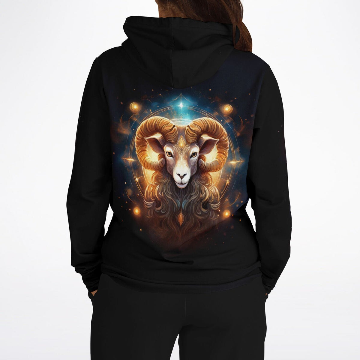 Schwarzer Dreamer Hoodie mit detailreichem Sternzeichen Widder Motiv auf dem Rücken für Fans kreativer Kunstwerke.