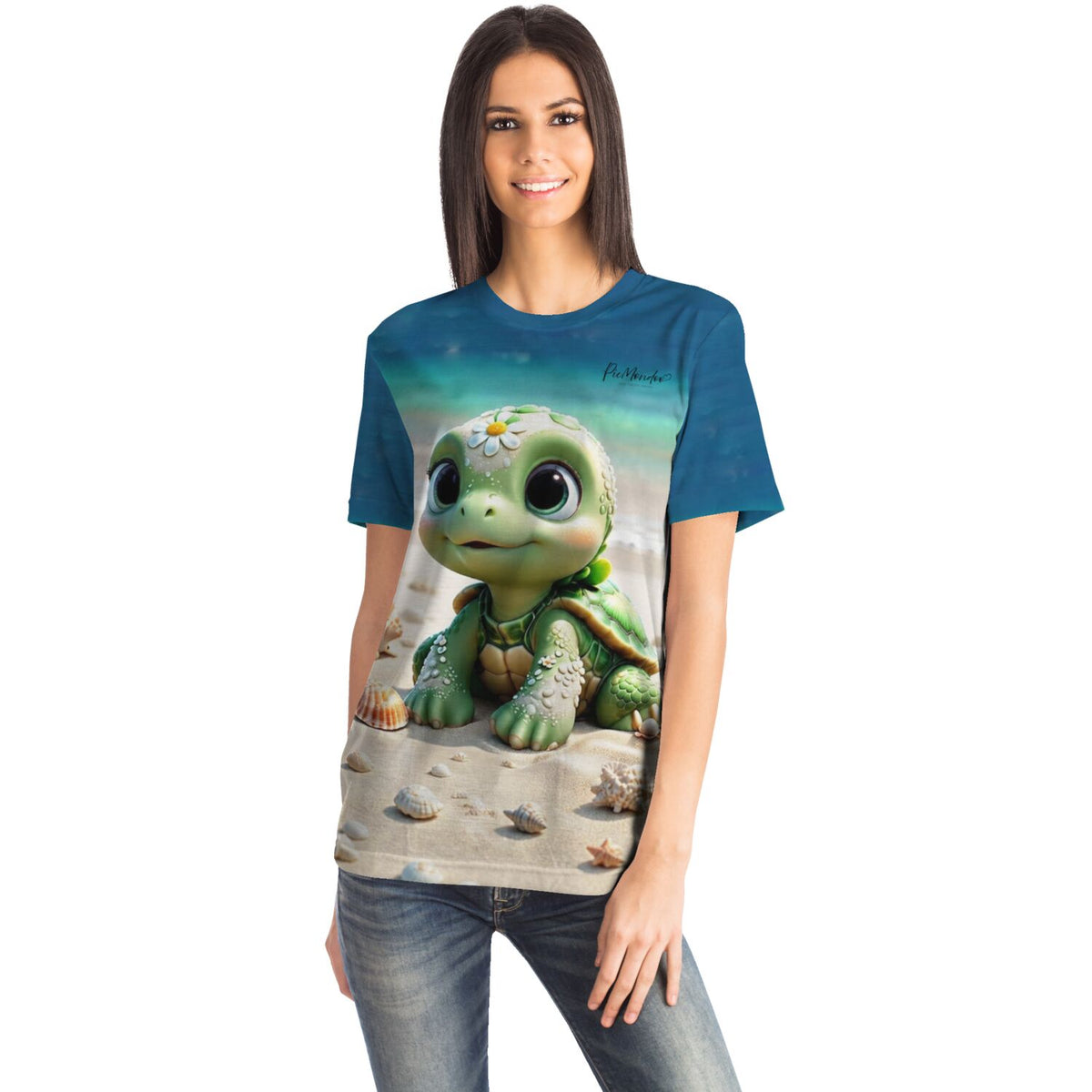 Frau trägt blaues T-Shirt mit niedlichem Schildkröten-Motiv, inspiriert von Diamond Painting Natur-Designs