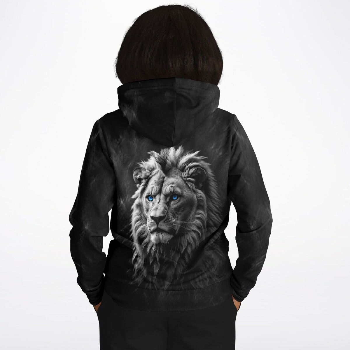 Schwarzer Dreamer Hoodie mit detailreichem Löwen-Motiv und strahlend blauen Augen auf der Rückseite