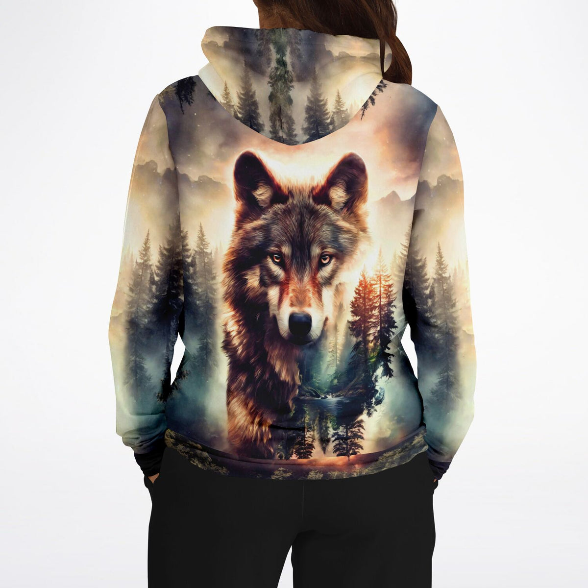 Dreamer Hoodie Geist des Waldes mit Wolfsmotiv im mystischen Wald bei Sonnenuntergang