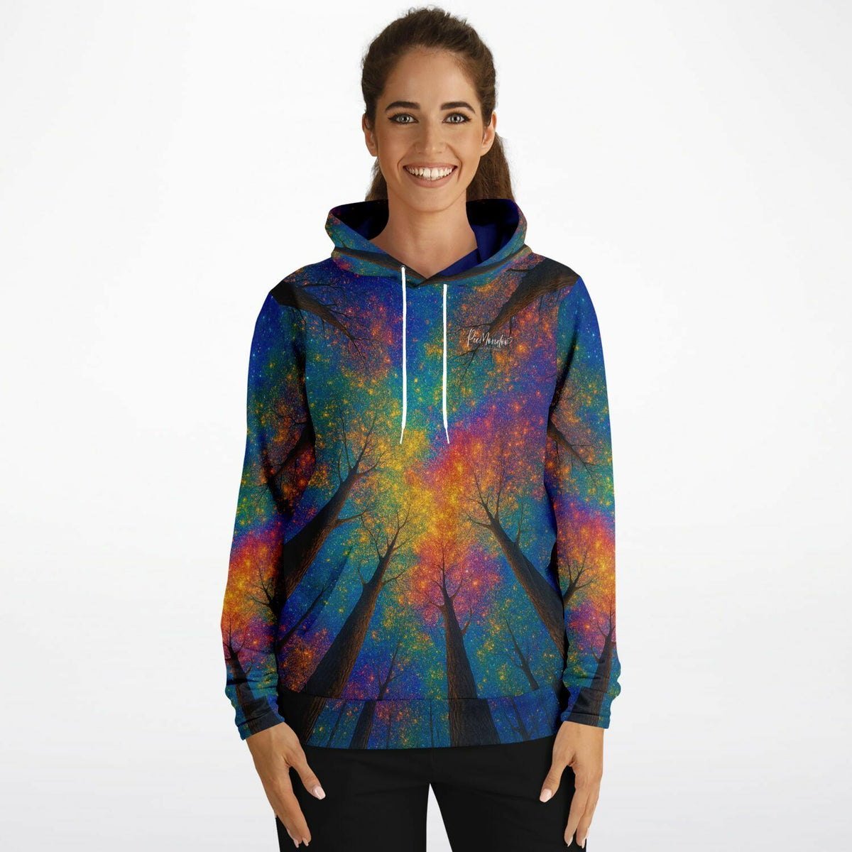 Frau trägt Dreamer Hoodie mit buntem Regenbogenwald-Design im Stil von Diamond Painting und Malen nach Zahlen Motiven