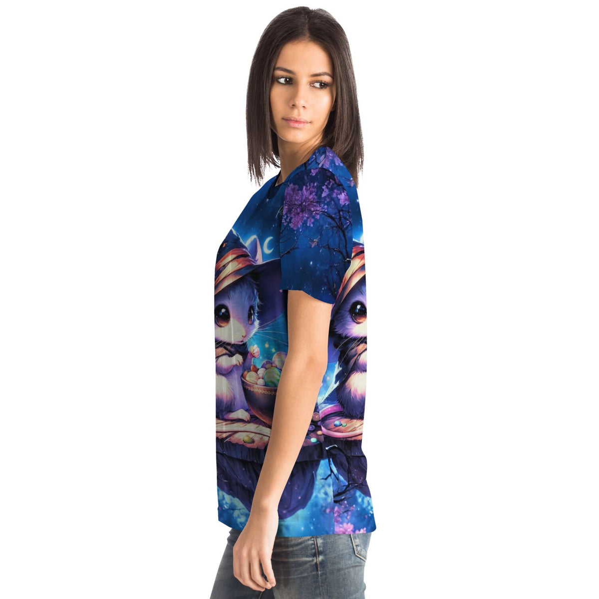 Frau trägt blaues T-Shirt mit süßem Mondflausch-Motiv im Stil von Diamond Painting und Malen nach Zahlen Designs