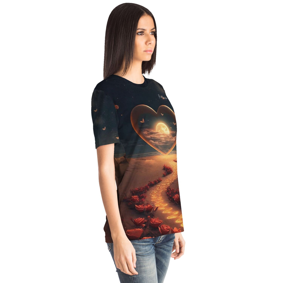 Frau trägt Dreamer T-Shirt mit Herz-Motiv, Vollmond und Rosenweg im Stil eines Diamond Painting Kunstwerks