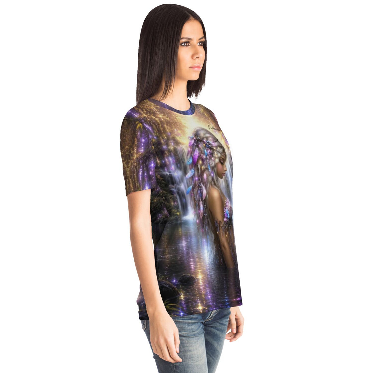 Frau trägt Dreamer T-Shirt mit mystischem Elfen-Motiv im Stil von Diamond Painting und Malen nach Zahlen Designs