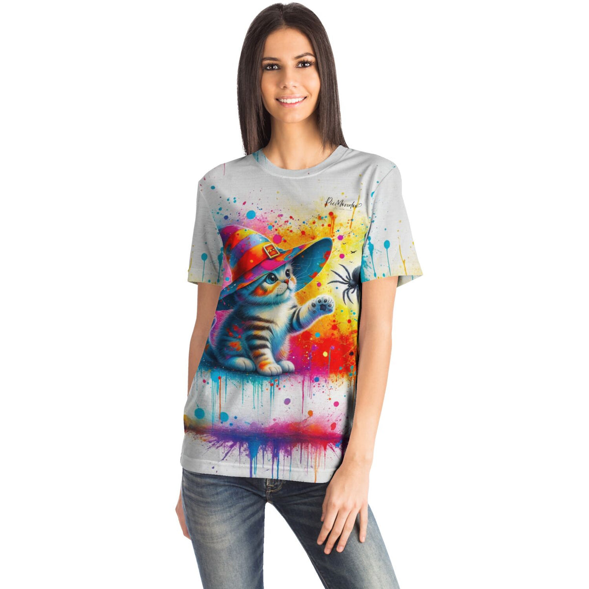 Frau trägt buntes Dreamer T-Shirt mit Zauberkatze Motiv im Stil von Diamond Painting und Malen nach Zahlen Designs