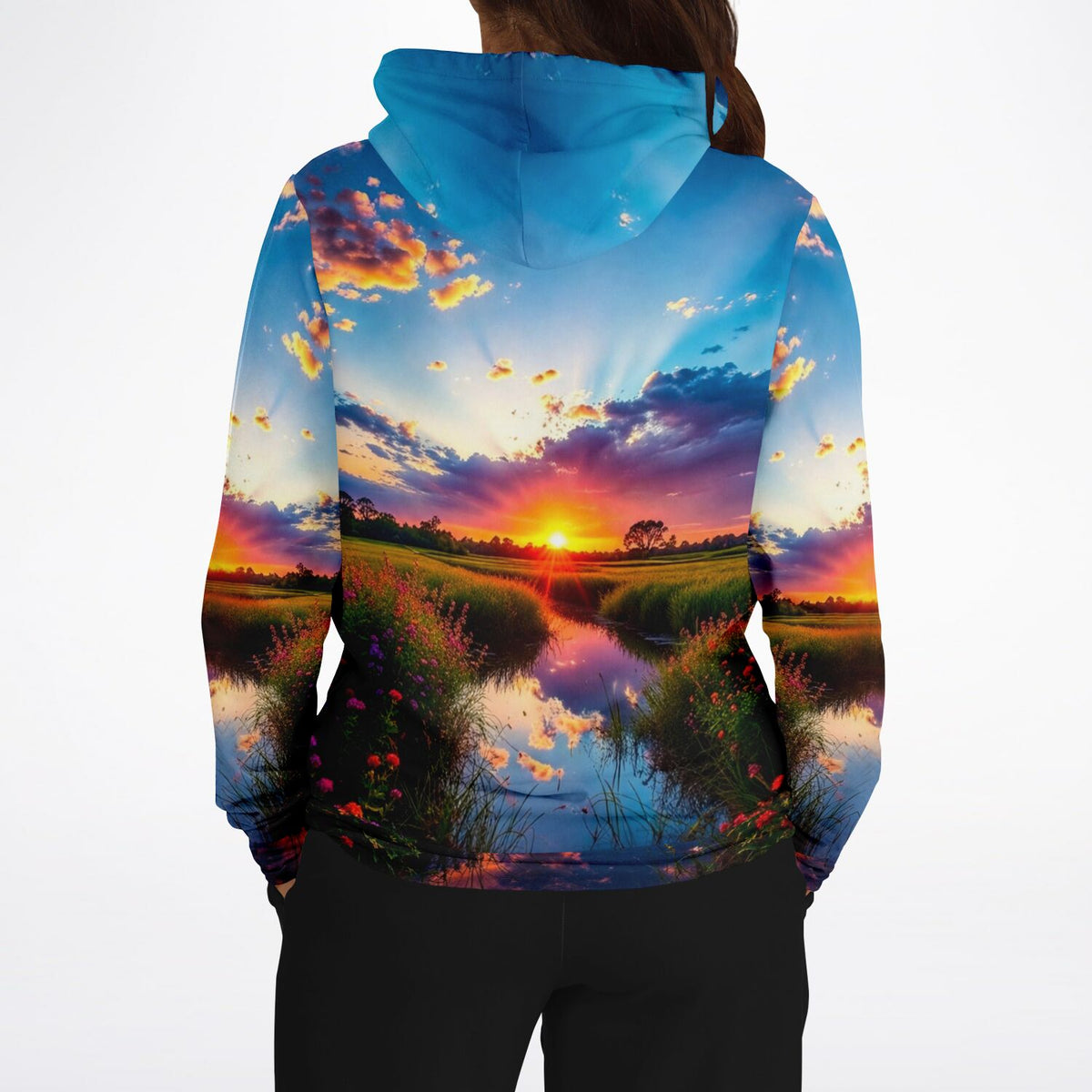 Dreamer Hoodie Morgenrot mit vollflächigem Motiv eines idyllischen Sonnenuntergangs über einer Wiese am Flussufer
