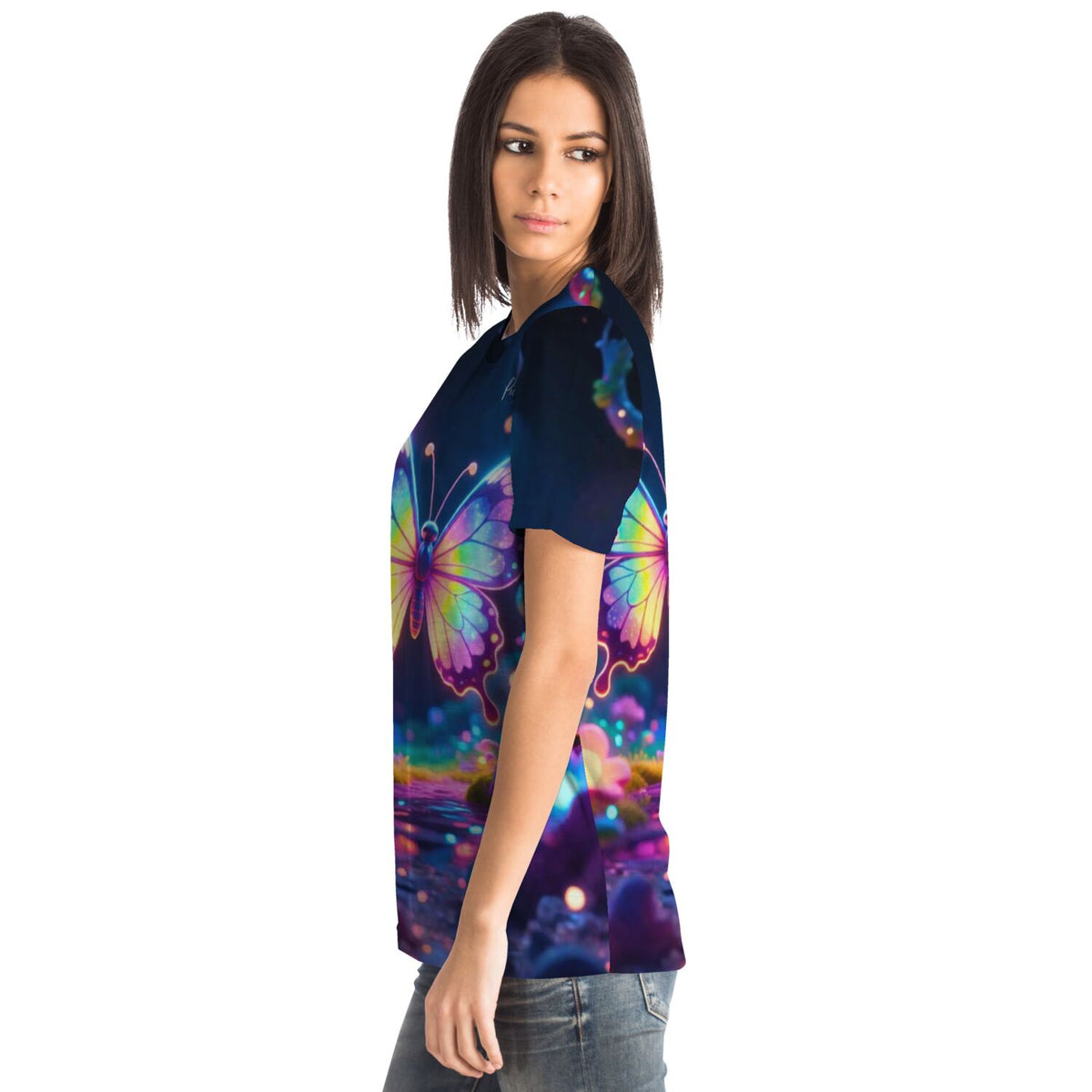 Frau trägt T-Shirt mit farbenfrohem Schmetterlings-Motiv im Stil von Diamond Painting und Malen nach Zahlen Designs