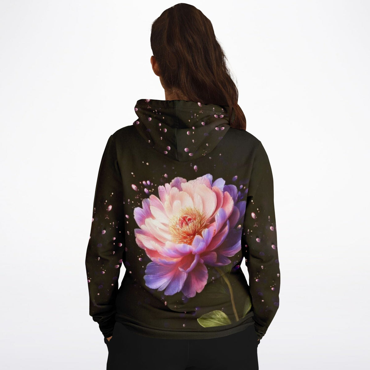 Schwarzer Dreamer Hoodie für Damen mit kunstvollem Pfingstrosen-Motiv in leuchtenden Pink- und Violetttönen.