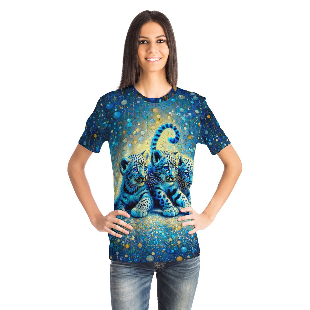 Frau trägt blaues T-Shirt mit Leopardenbabys Motiv im Stil von Diamond Painting und Malen nach Zahlen Kunstwerken