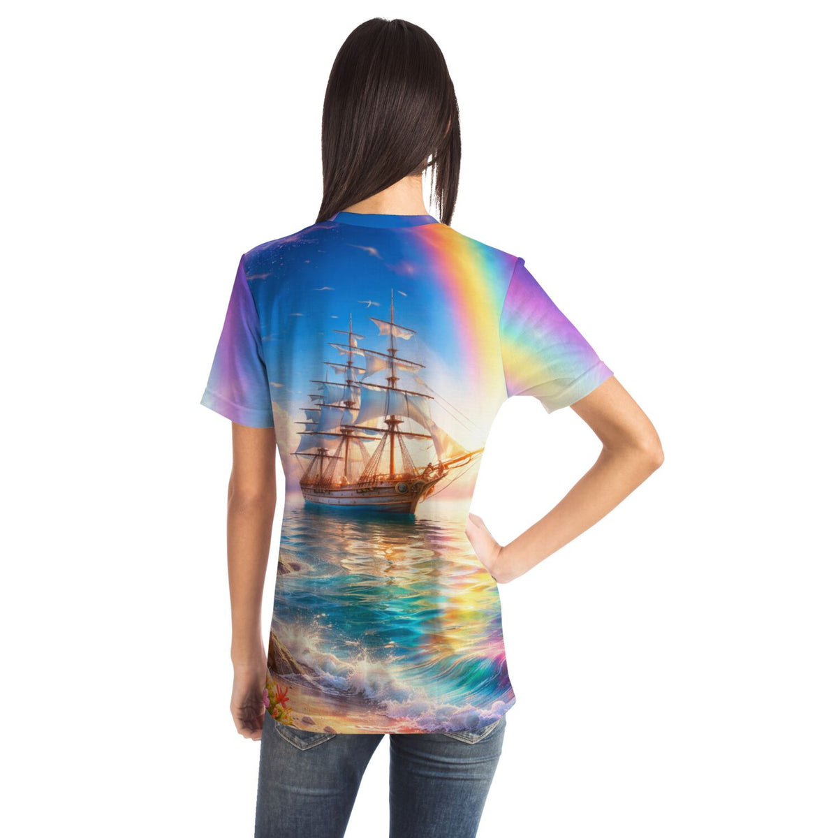 Frau trägt T-Shirt mit Segelschiff-Motiv wie bei Malen nach Zahlen und Diamond Painting, buntem Regenbogen und Ozean.