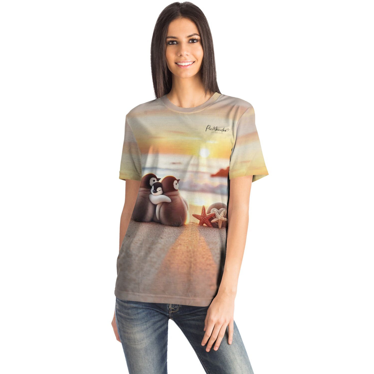 Frau trägt T-Shirt mit Pinguin-Familie am Strand, passend zum kreativen Stil unserer Diamond Painting Fan-Mode