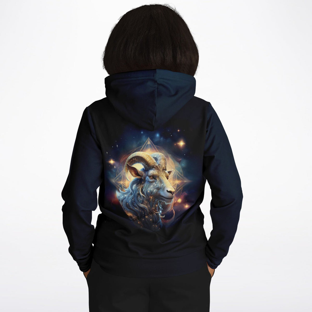 Schwarzer Dreamer Hoodie mit Steinbock-Motiv im Sternenhimmel-Design, Sternzeichen-Kunstwerk für Liebhaber kreativer Mode