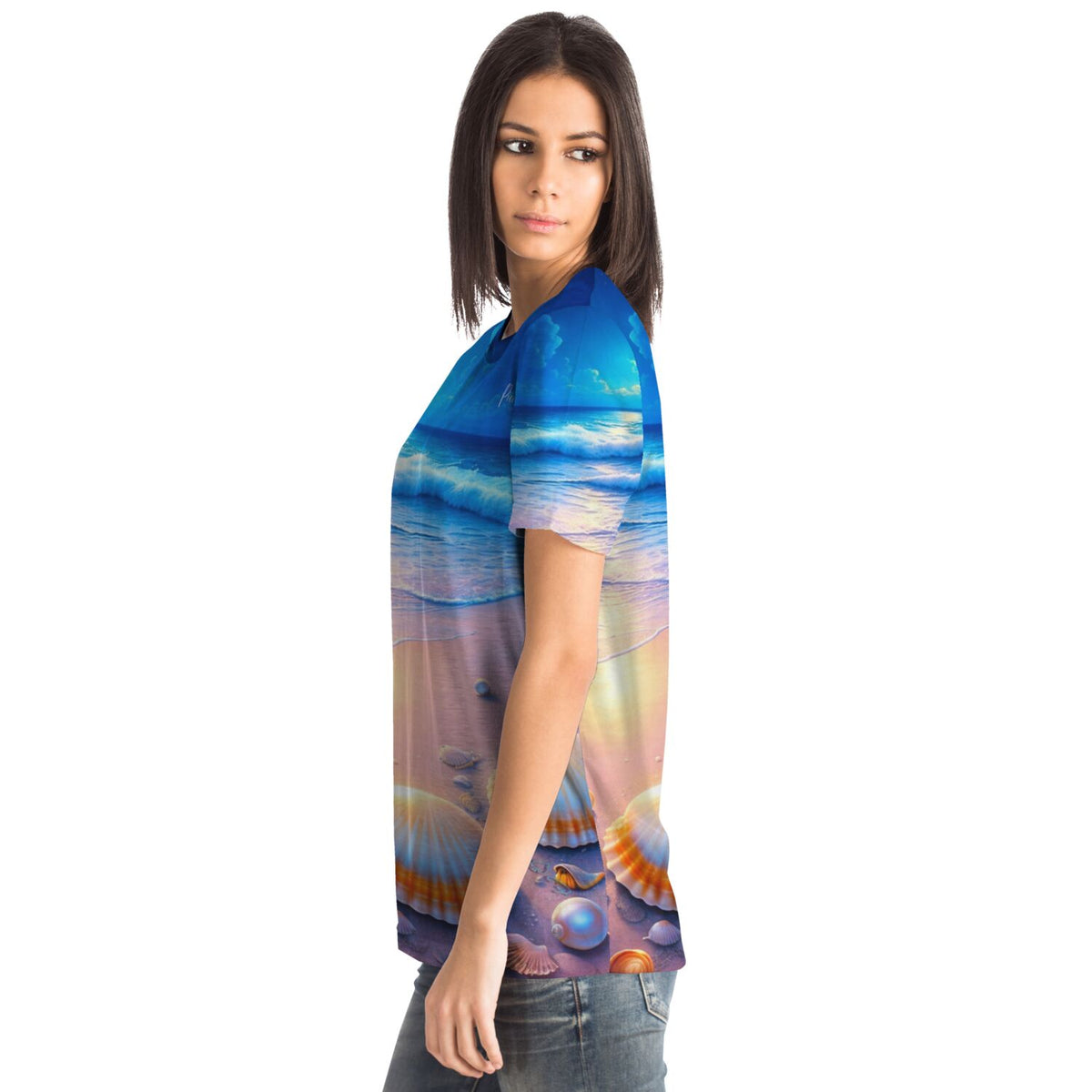 Frau trägt Dreamer T-Shirt mit Strand-Motiv in Nachtglanz, ideal ergänzend zu Diamond Painting und Malen nach Zahlen