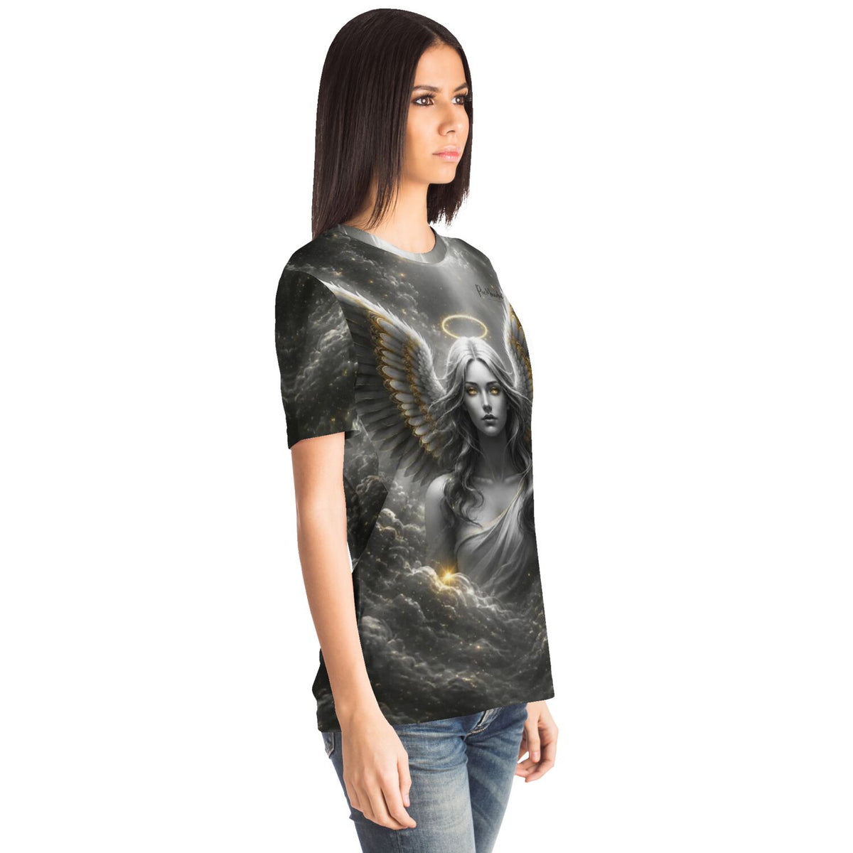 Frau trägt Dreamer T-Shirt mit Golden Angel Motiv, inspiriert durch unsere beliebten Diamond Painting Designs.