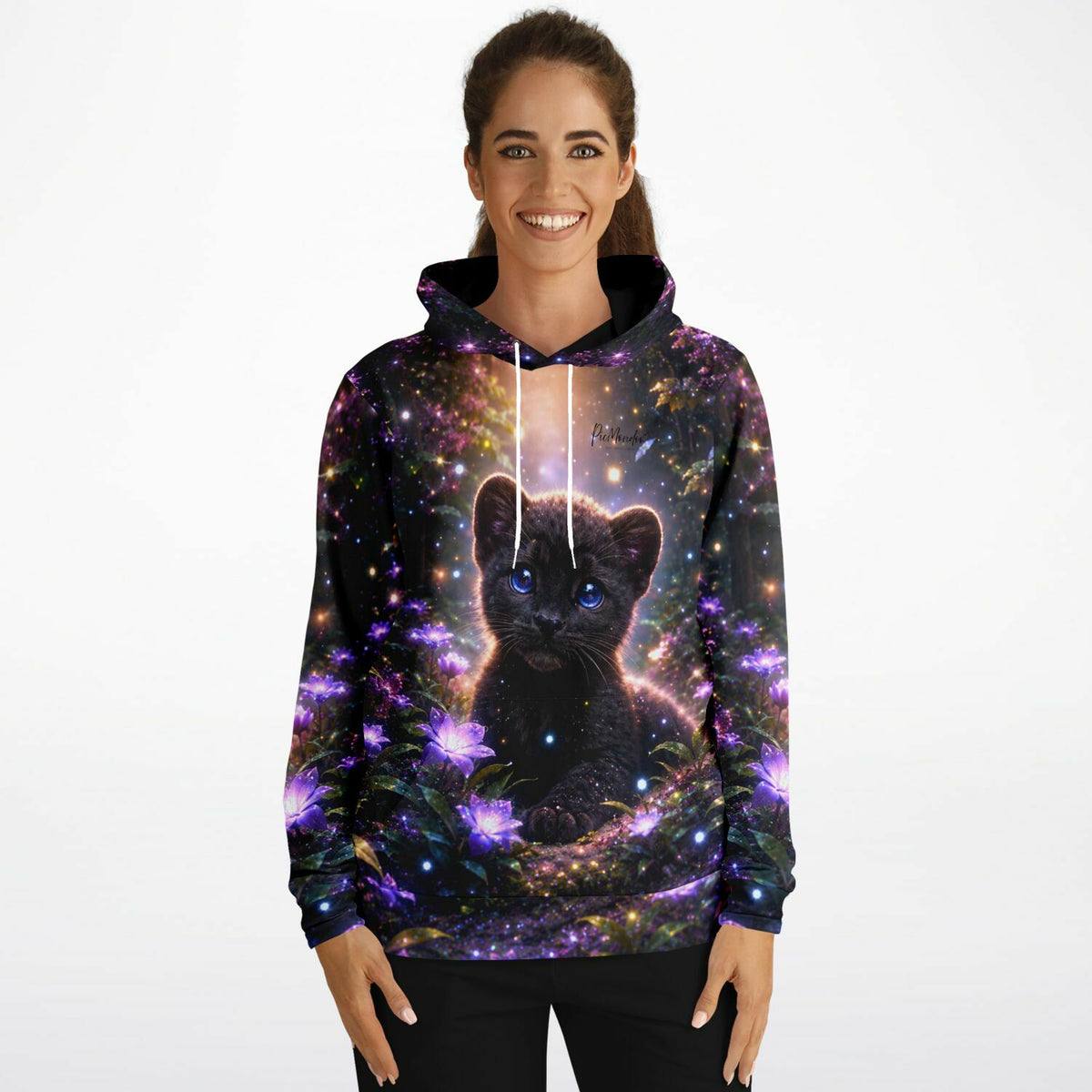 Frau trägt Dreamer Hoodie mit magischem Panther-Motiv, das den Stil beliebter Diamond Painting und Malen nach Zahlen Designs einfängt.