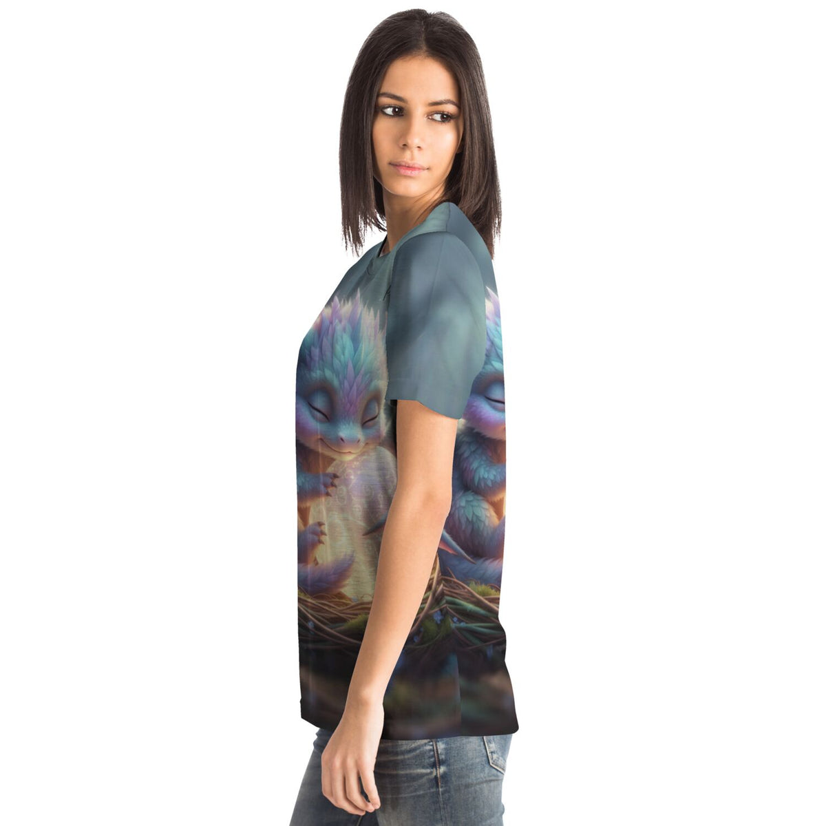 Frau trägt Dreamer T-Shirt Lichtdrache Faye mit farbenfrohem Fantasy-Motiv, perfekt für Fans von Diamond Painting Kunst.