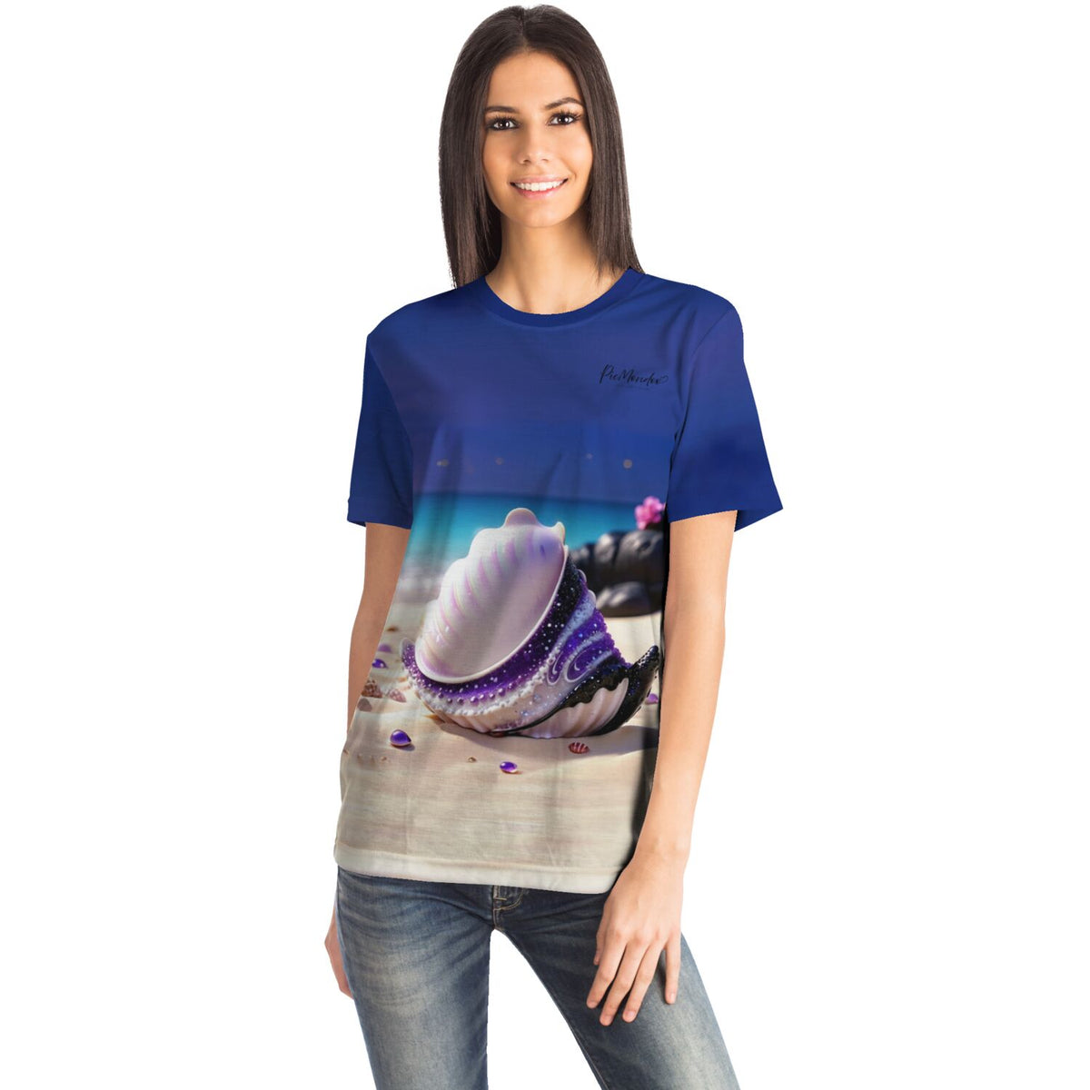 Frau trägt ein Picmondoo T-Shirt mit violettem Muschel-Motiv, das vom ästhetischen Stil von Diamond Painting inspiriert ist.