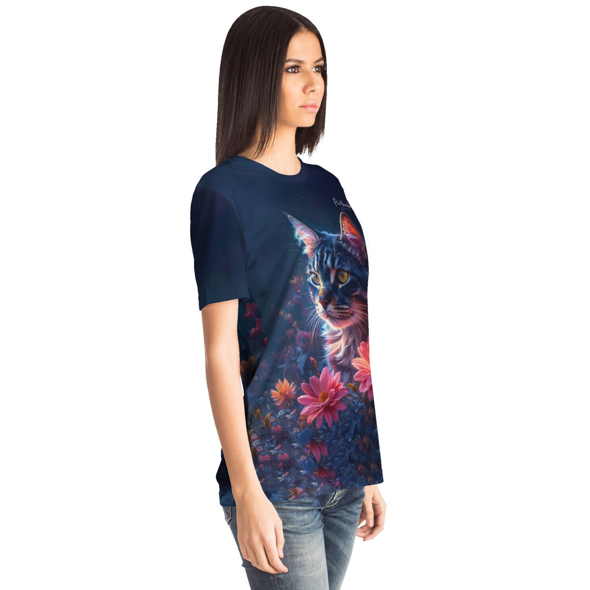 Frau trägt ein T-Shirt mit Katzen-Motiv in Blumen, inspiriert von Diamond Painting und Malen nach Zahlen Kunst
