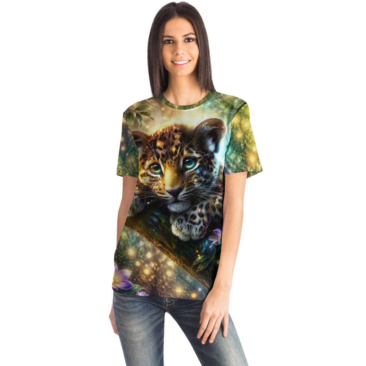 Frau trägt Dreamer T-Shirt mit Sonnenfunke Leoparden Motiv, optimal für Fans von Diamond Painting und Malen nach Zahlen