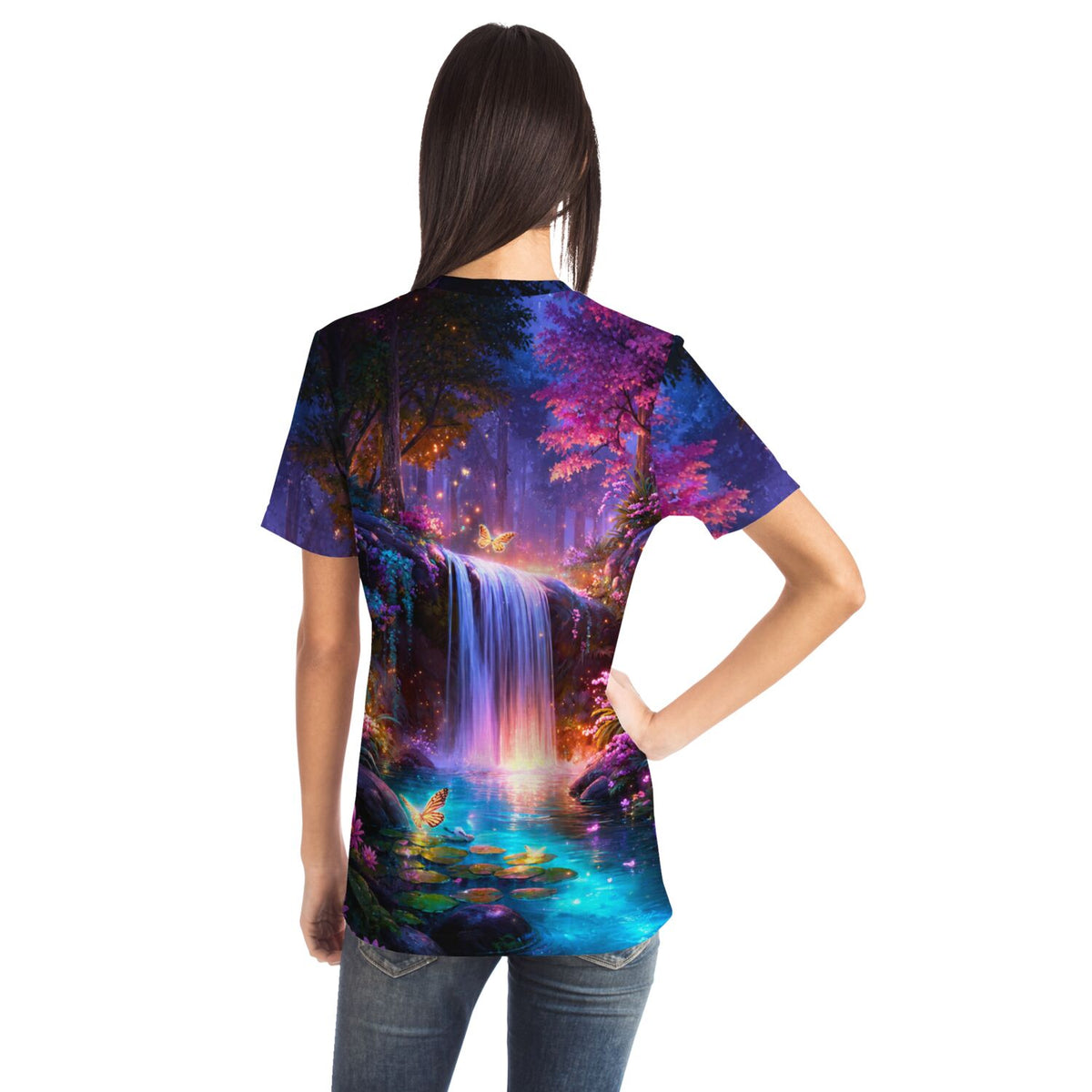 Frau trägt T-Shirt mit farbenfrohem Wald- und Wasserfall-Motiv, inspiriert durch Malen nach Zahlen & Diamond Painting Kunst