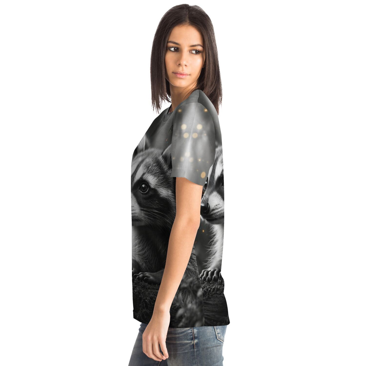 Frau trägt Dreamer T-Shirt mit Waschbär-Motiv im Stil von Malen nach Zahlen und Diamond Painting Designs