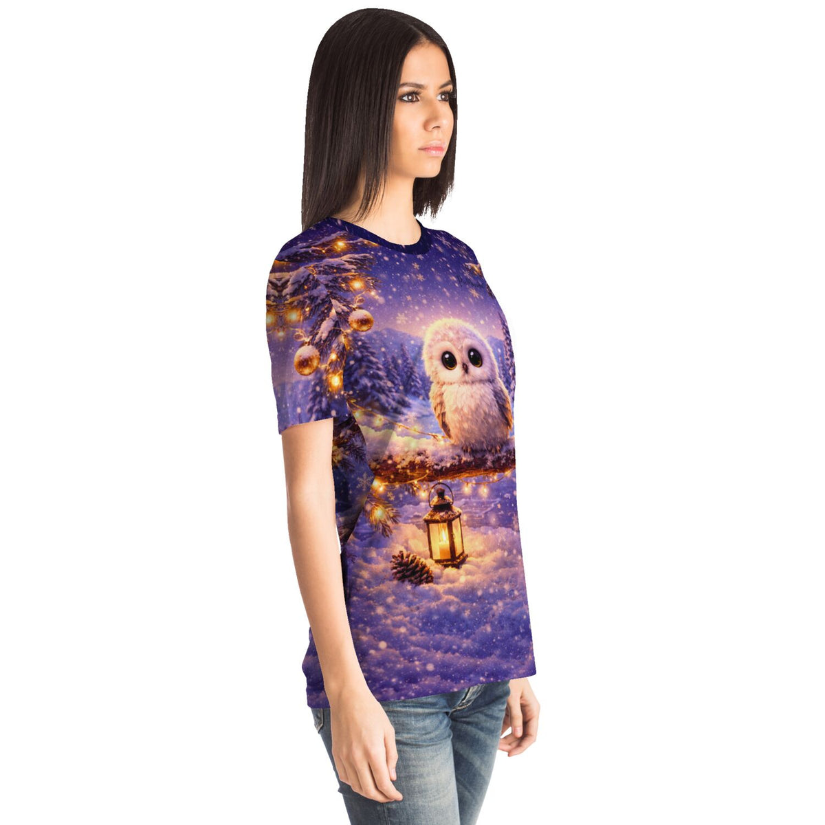 Frau trägt Dreamer T-Shirt mit weihnachtlichem Eulen-Motiv im Stil von Diamond Painting und Malen nach Zahlen Designs.
