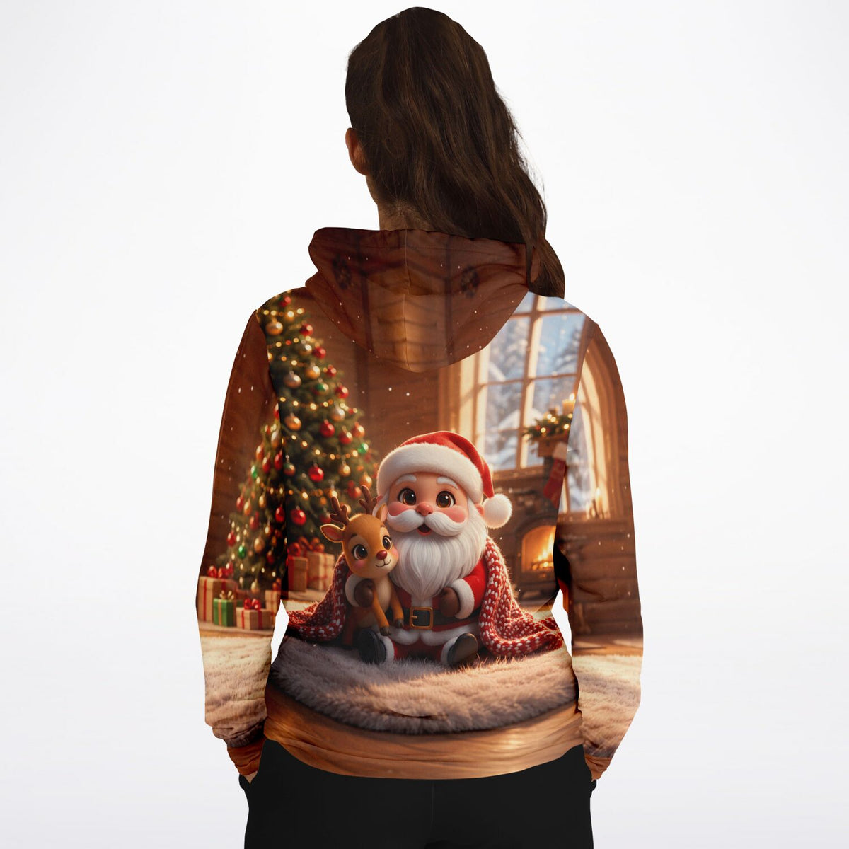 Kuschliger Dreamer Hoodie mit Weihnachtsmotiv: Weihnachtsmann und Rentier vor Tannenbaum, ideal für DIY-Fans.