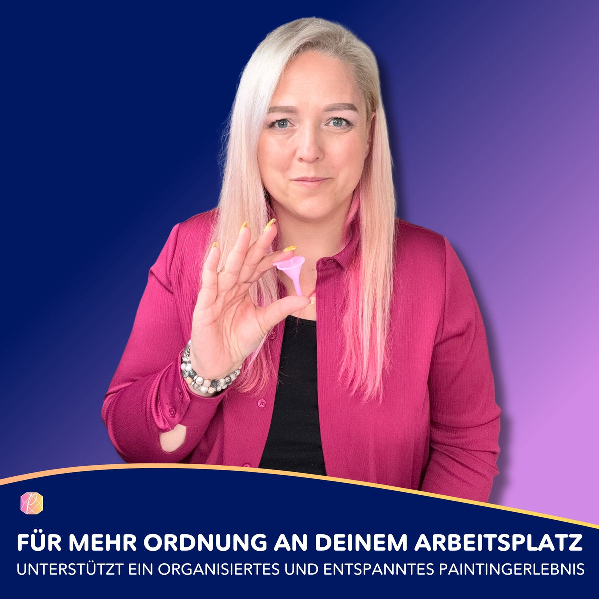 Frau hält pinken Mini-Trichter als praktisches Diamond Painting Zubehör zum einfachen Einfüllen von Steinchen