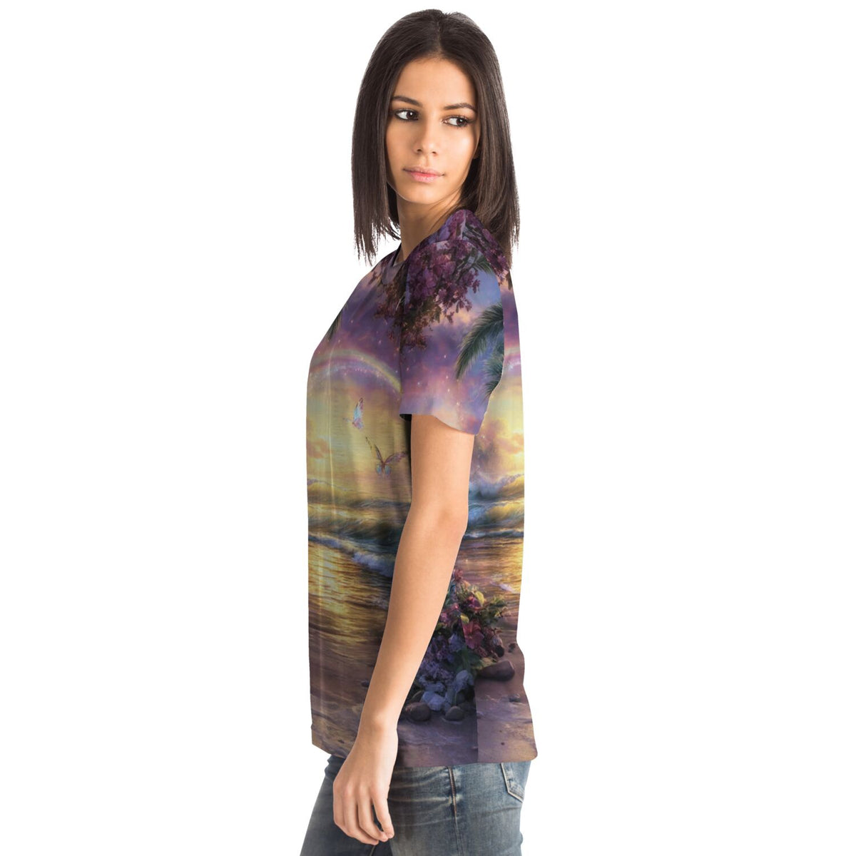 Frau trägt Dreamer T-Shirt mit traumhaftem Motiv aus Himmel, Meer und Blumen im Stil von Malen nach Zahlen Kunstwerken
