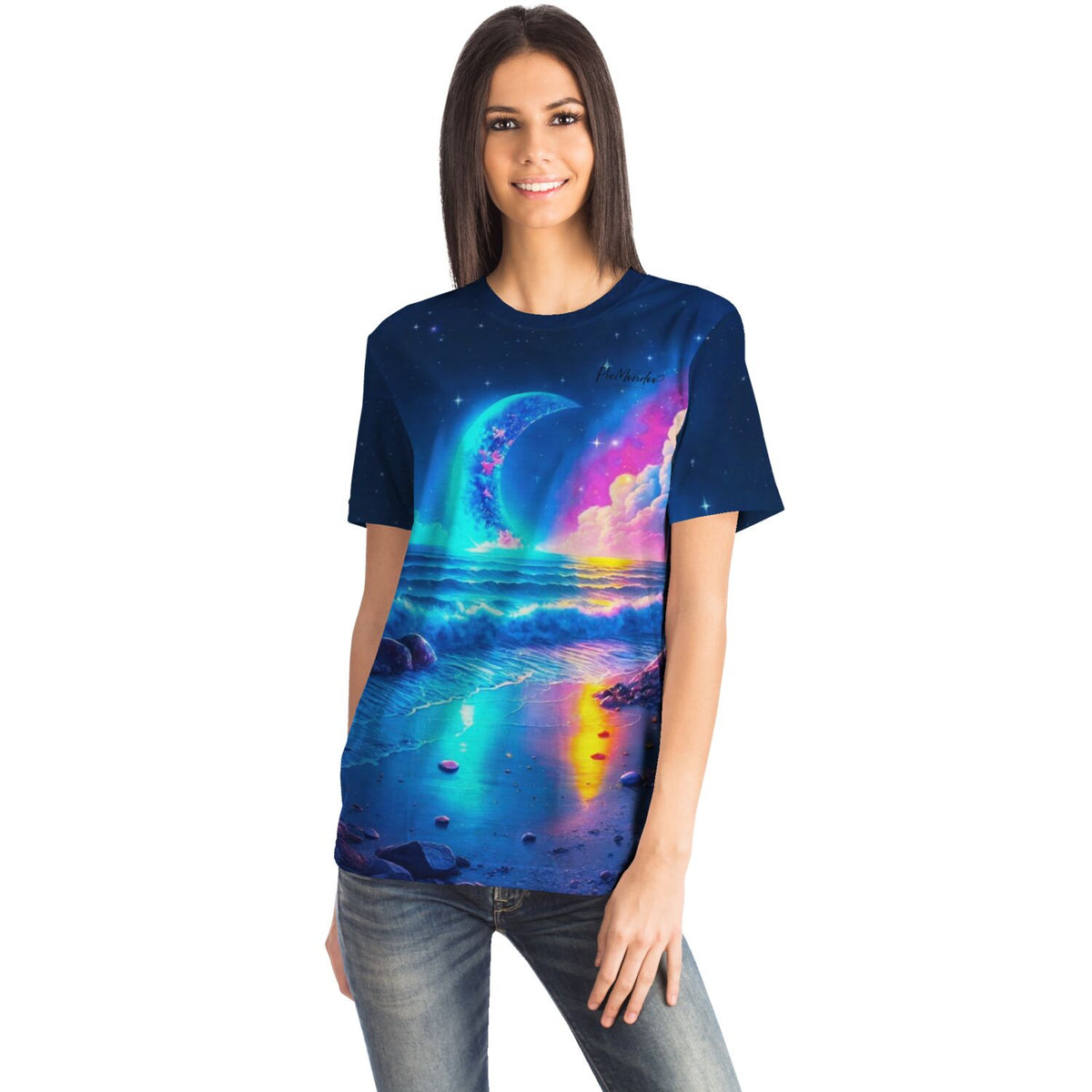 Lächende Frau in T-Shirt mit Strand im Mondschein Motiv, inspiriert durch Diamond Painting und Malen nach Zahlen Designs