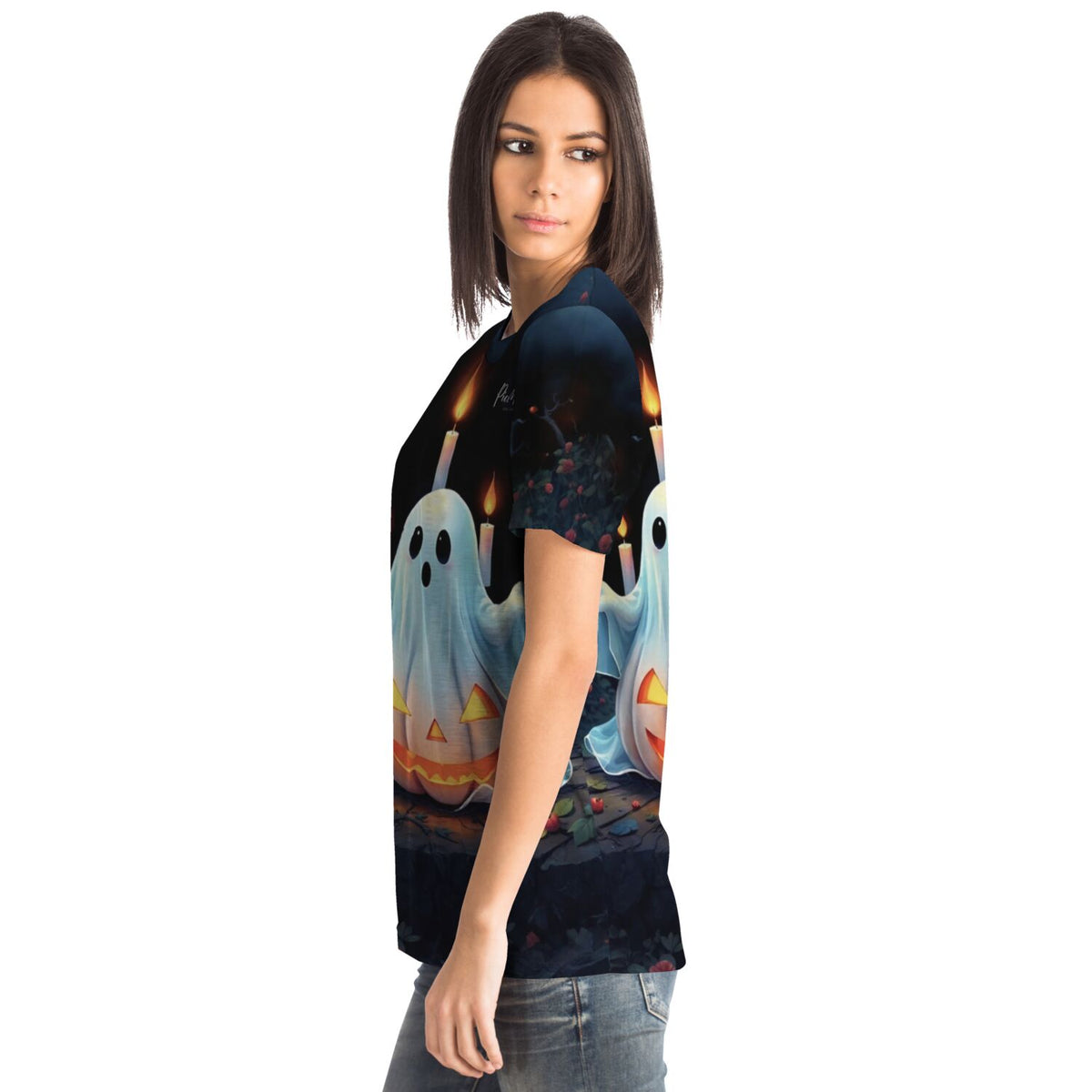 Frau trägt Dreamer T-Shirt mit unheimlichem Geister-Motiv, perfekt als Inspiration für Diamond Painting und Bastelsets.