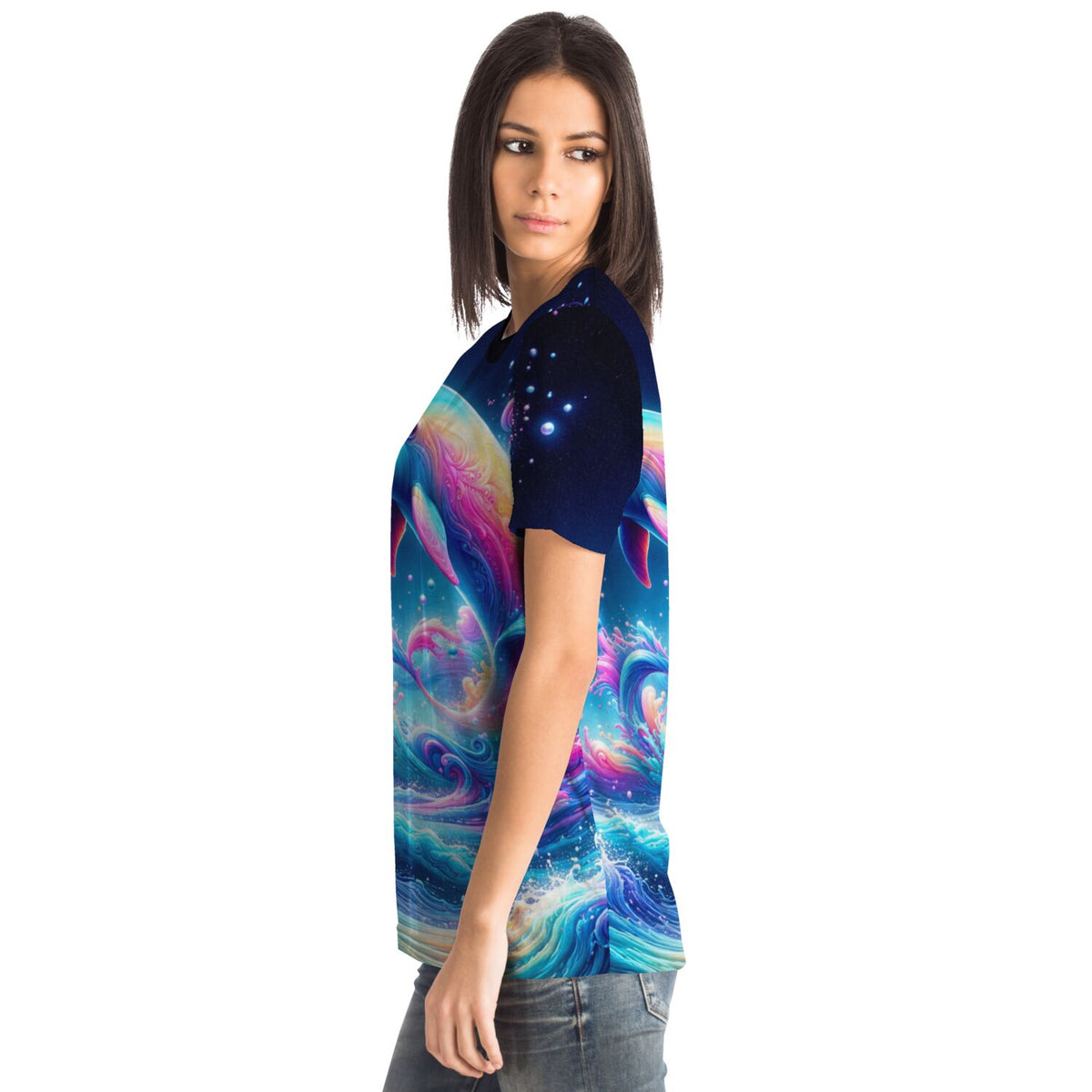 Frau trägt Dreamer T-Shirt mit buntem Delfin-Motiv im Farbenmeer, ideal für Fans von Malen nach Zahlen und Diamond Painting