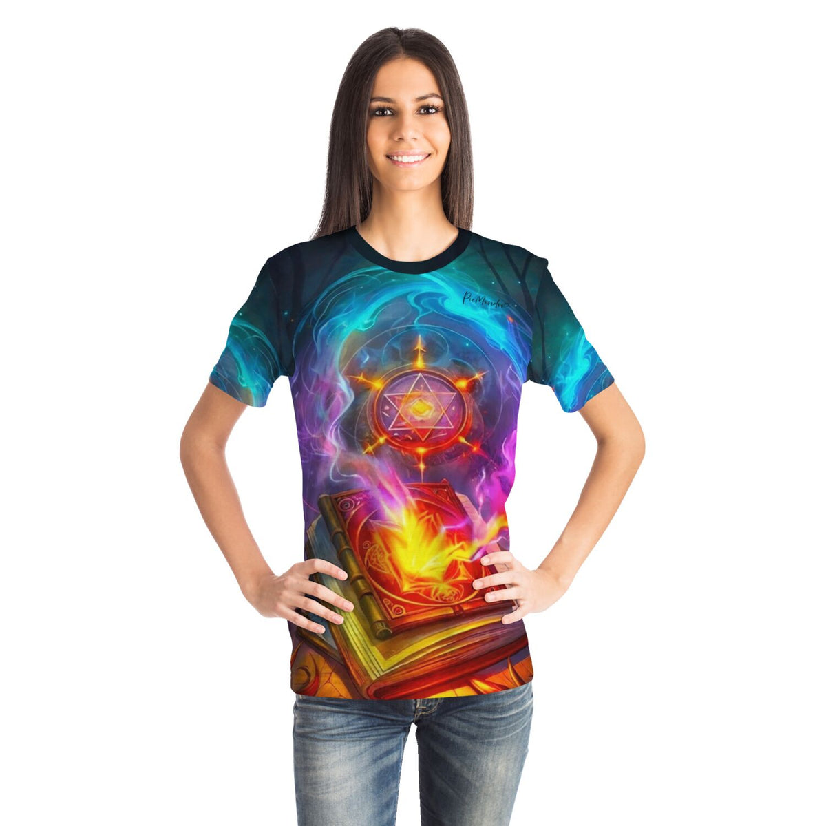Frau trägt Dreamer T-Shirt mit mystischem Hexenkünste-Motiv, magischem Zauberbuch und leuchtenden Farben im Stil unserer Kunst