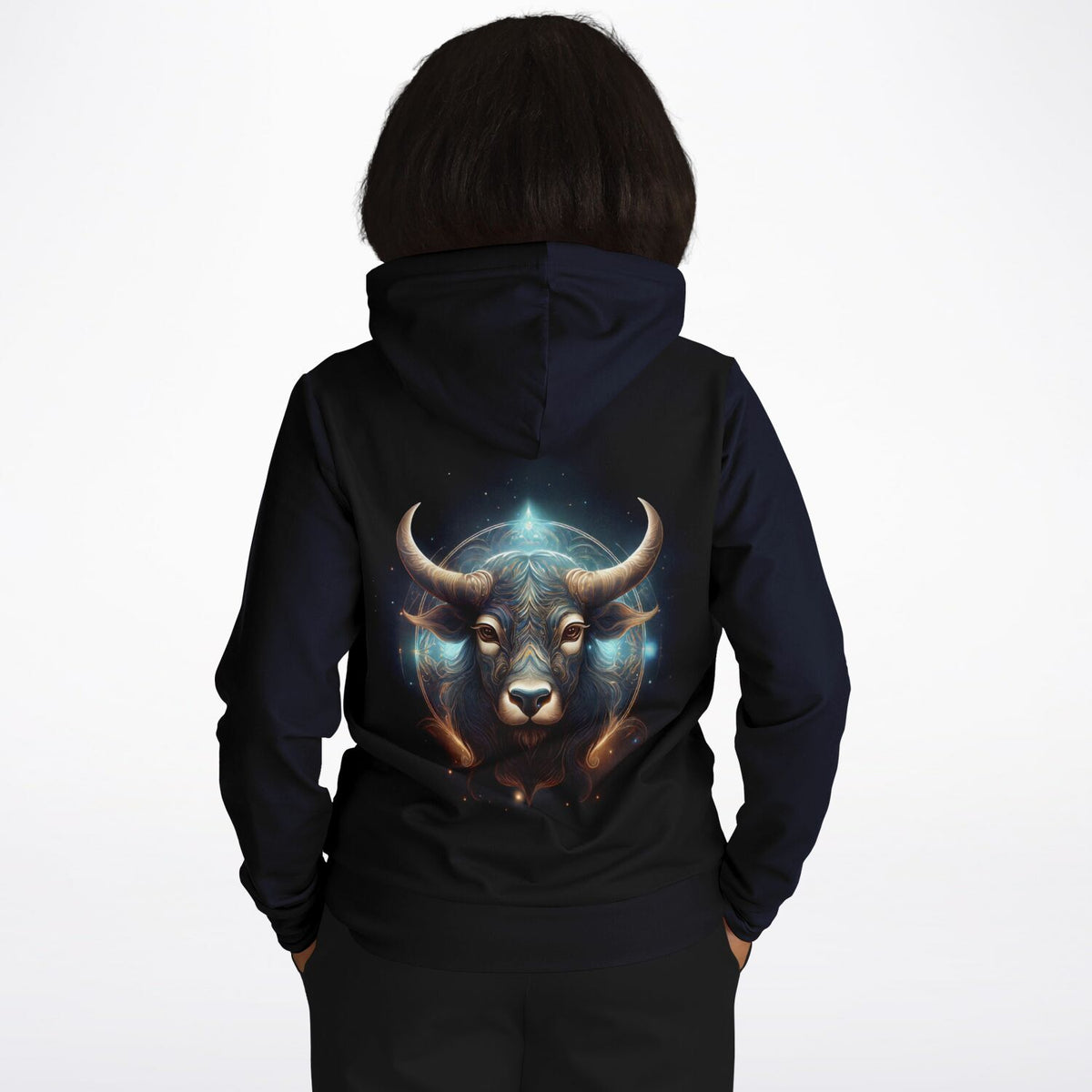 Schwarzer Dreamer Hoodie mit auffälligem Sternzeichen Stier Motiv auf dem Rücken für Fans kreativer Kunst