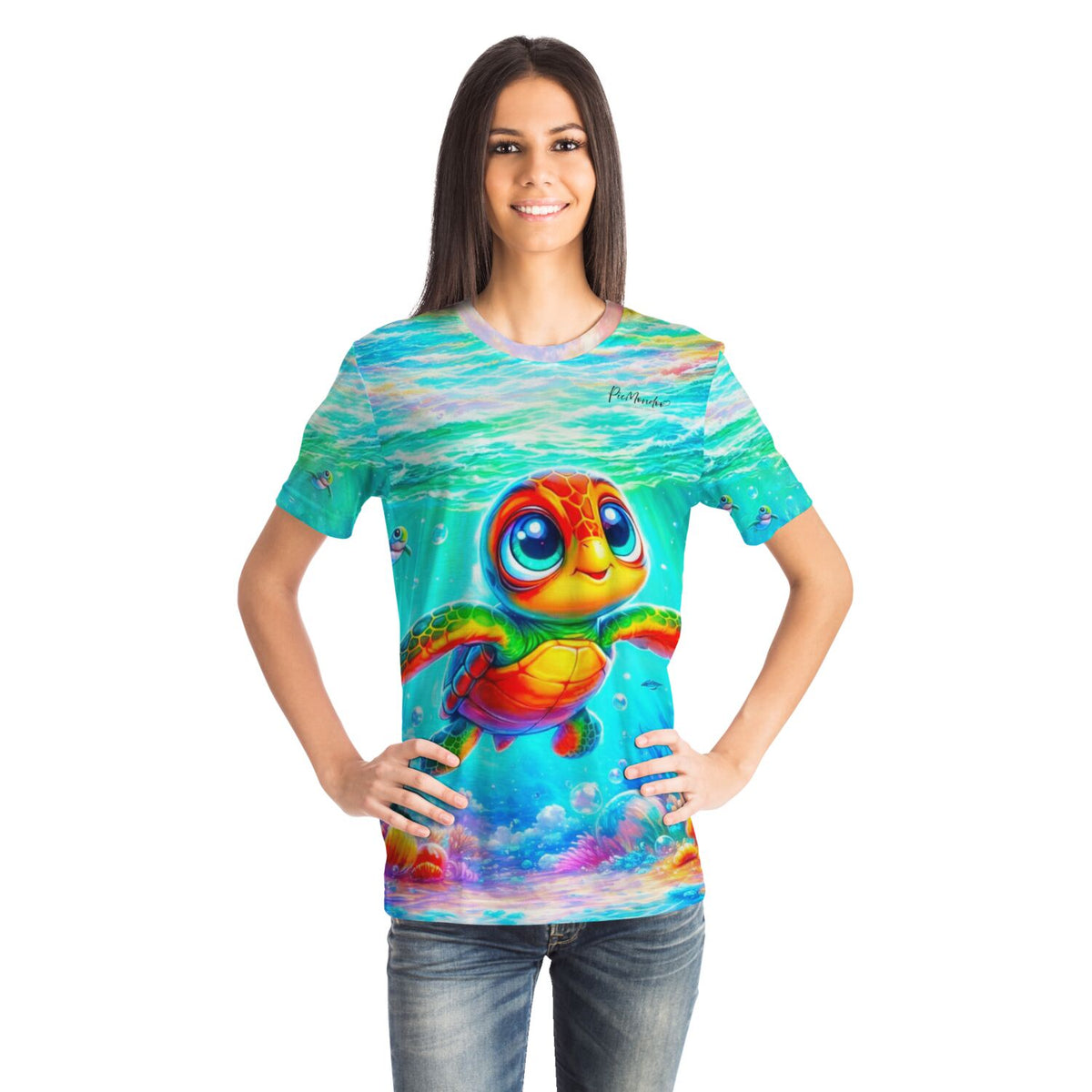 Frau trägt buntes Dreamer T-Shirt mit Lotta Meeresschildkröte Motiv, bekannt aus unseren Diamond Painting Sets.