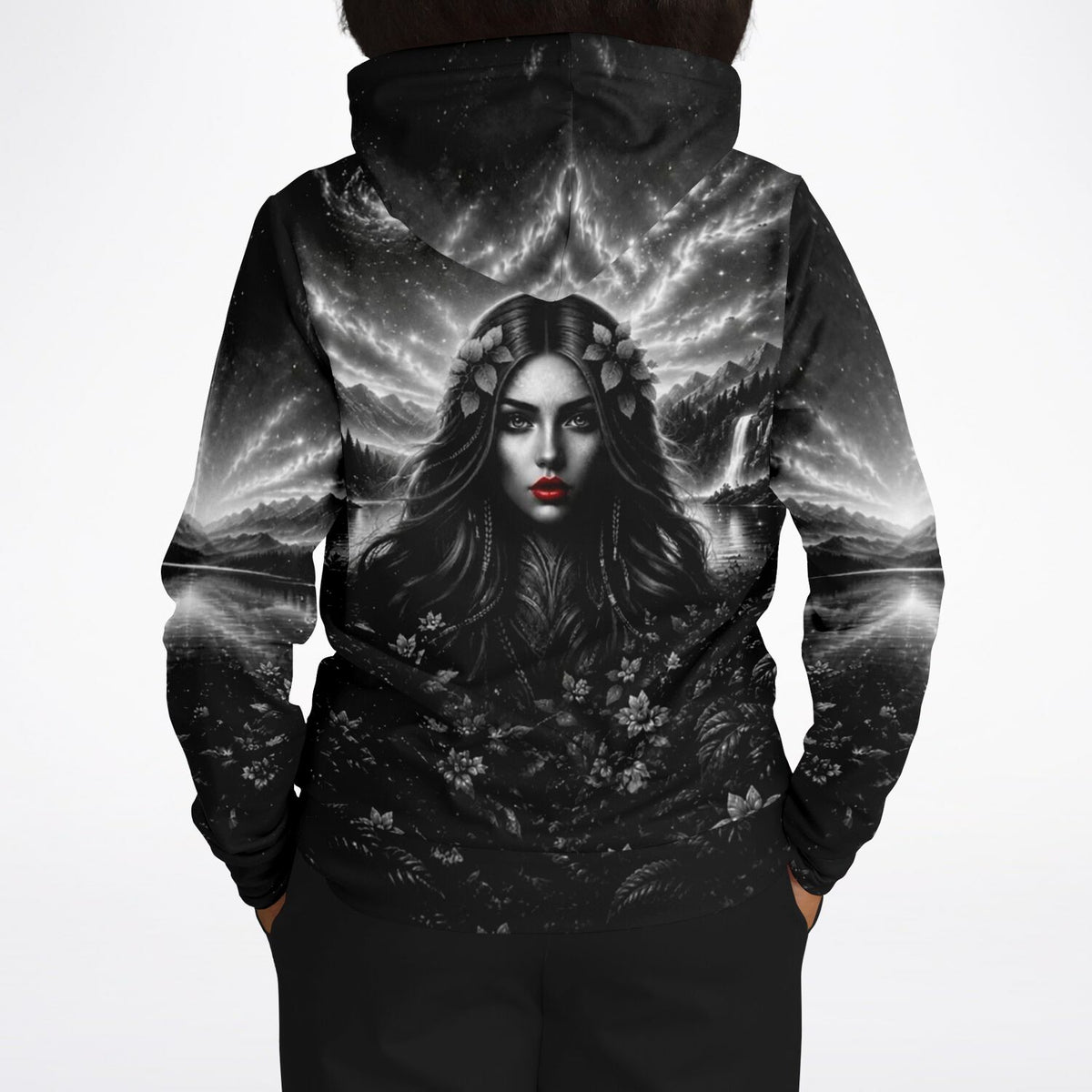 Schwarzer Dreamer Hoodie mit dramatischem Print einer Frau, roten Lippen und Landschaft vor nächtlichem Sternenhimmel